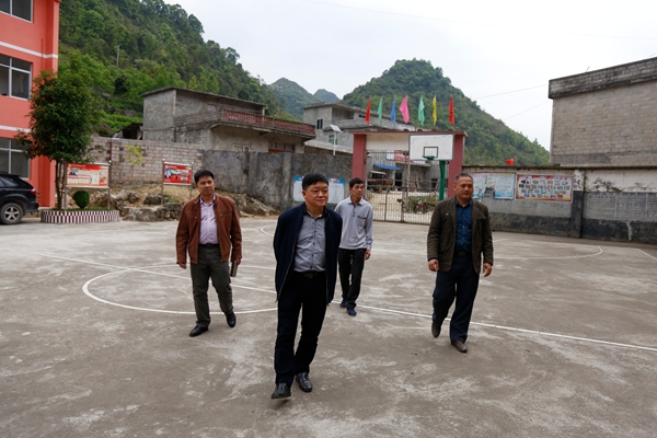 精准扶贫校党委副书记纪委书记罗之勇到都安扶贫点调研指导工作