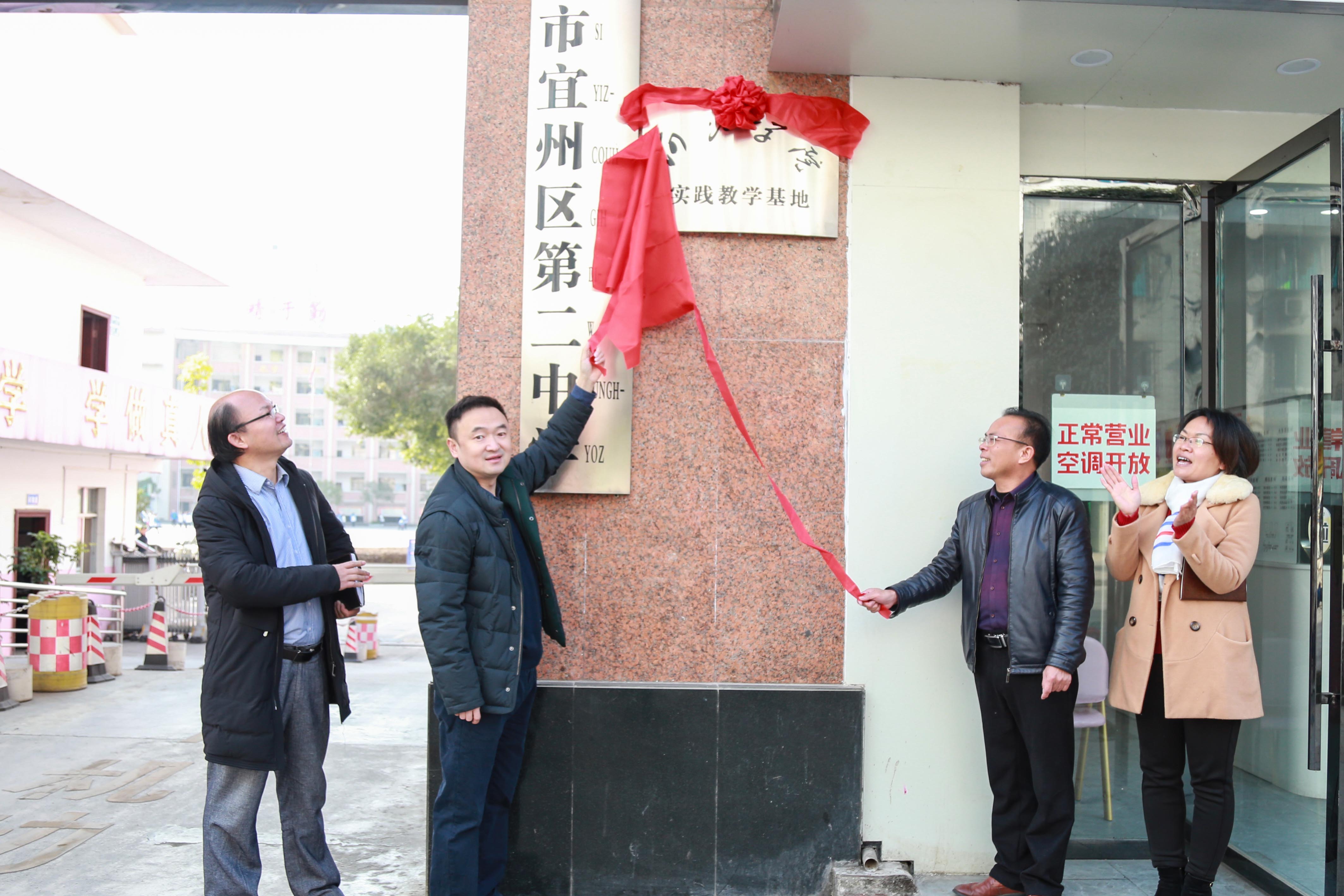苗剑校长到宜州区中小学看望实习生-欢迎光临河池学院新闻网