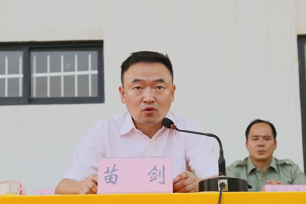 伴随着《中国人民解放军进行曲》的歌声,苗剑代表河池学院向中国人民