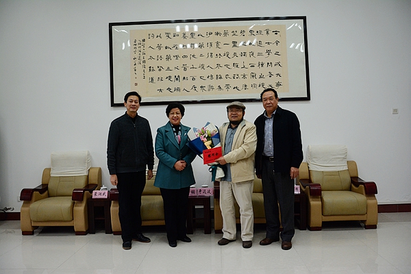 宜州市委常委,宣传部部长,副市长蒙润武(左一,河