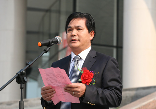 河池市人民政府副市长潘育伟讲话学院院长覃伟年在竣工典礼上致辞参观