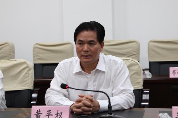 宜州市市委书记黄平权一行到我校进行教师节慰问