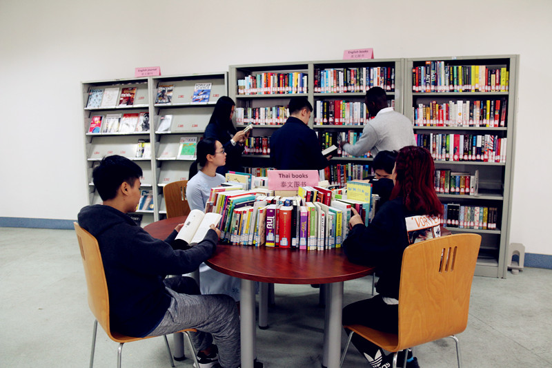 图书馆外文阅览区正式启用-欢迎光临河池学院新闻网