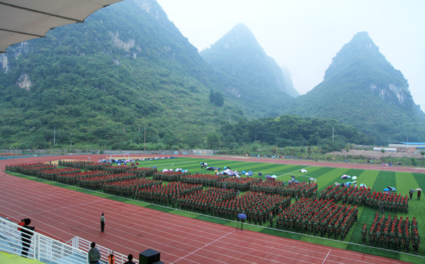 举行2012级新生军训阅兵仪式暨总结表彰大会-欢迎光临河池学院新闻网